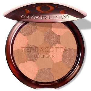 Terracotta Light Guerlain Poudre Éclat Bonne Mine Naturelle 03 Moyen Doré. Une poudre bronzante légère pour un teint lumineux et un effet bonne mine nature