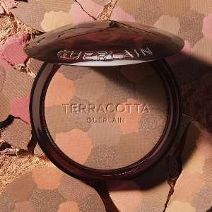 Terracotta Light Guerlain Poudre Éclat Bonne Mine Naturelle. Disponible en teintes 01 Clair Doré, 02 Moyen Rosé, 03 Moyen Doré et 04 Foncé Rosé pour un teint lumineux et naturel.